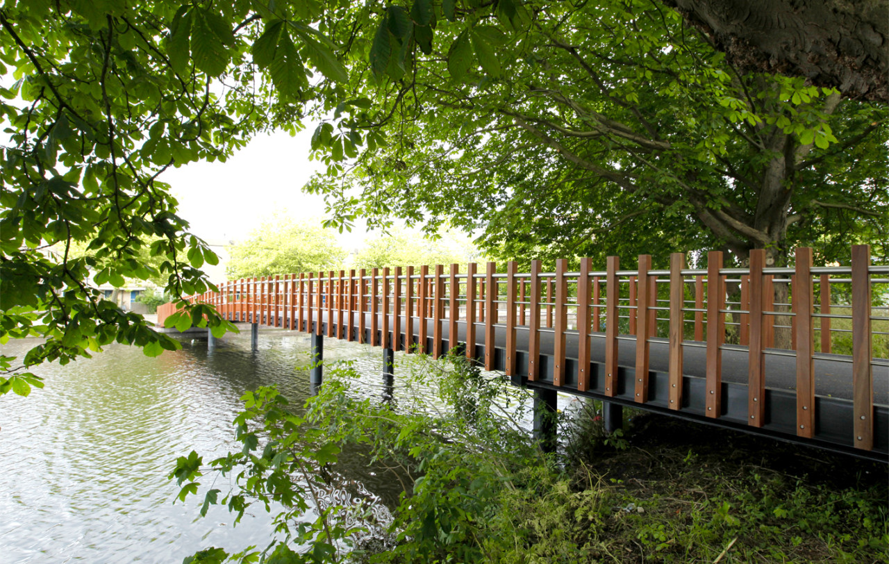 Composietbrug met houten leuning 2