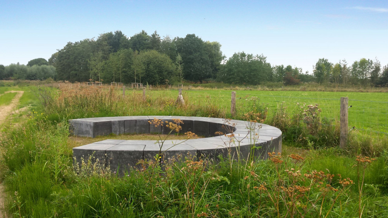 Cirkelvormige betonnen bank