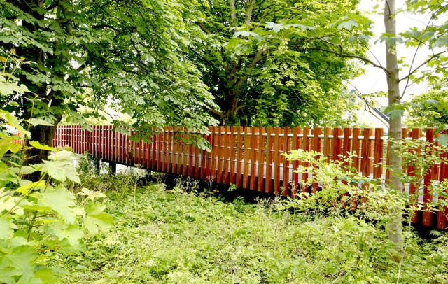 Composiet fietsbrug met houten leuning