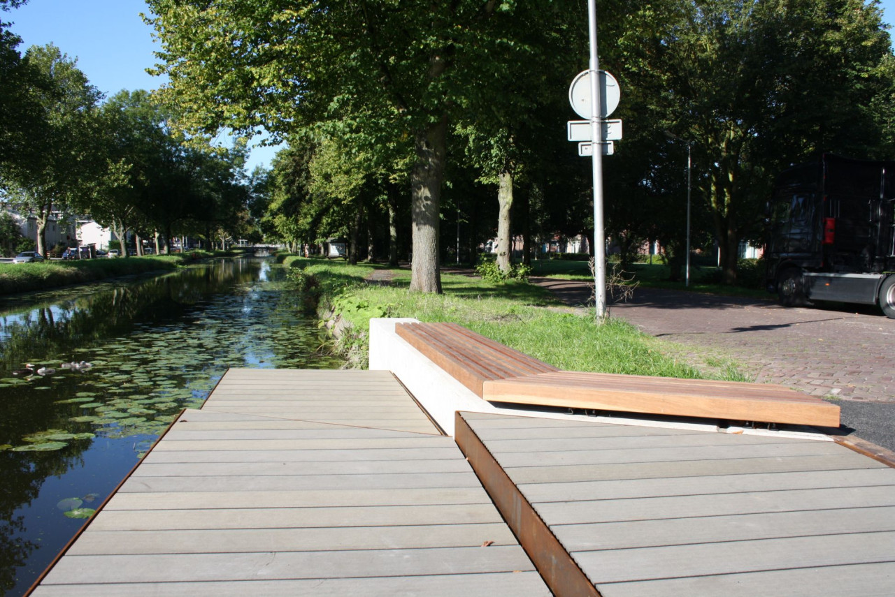 Delft brug met steiger