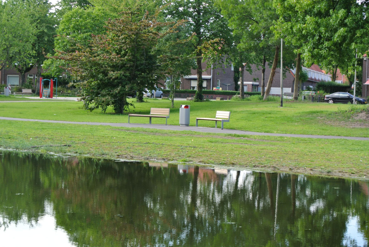 Parkbank aan water